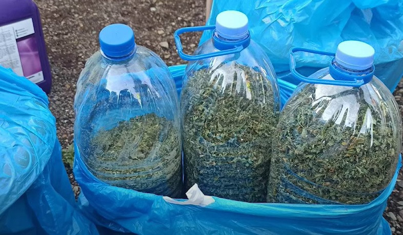 Արկղերով կանեփ, պլաստմասսայե շշեր՝ կանեփանման զանգվածով. Շիրակի մարզի պարեկների բացահայտումը