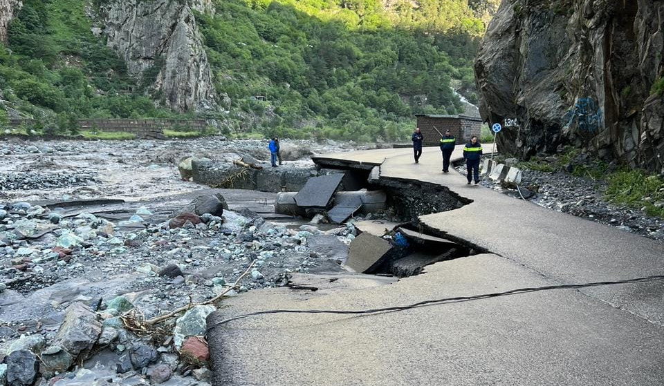 Թերեք գետի վարարումից վնասվել է Մցխեթա-Ստեփանծմինդա-Լարս ավտոճանապարհի մի հատվածը