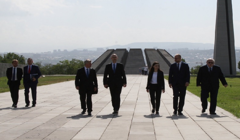 Polşa Xİ nazirinin müavini Marçin Pşidaç Erməni Soyqırımı Memorialını ziyarət edib