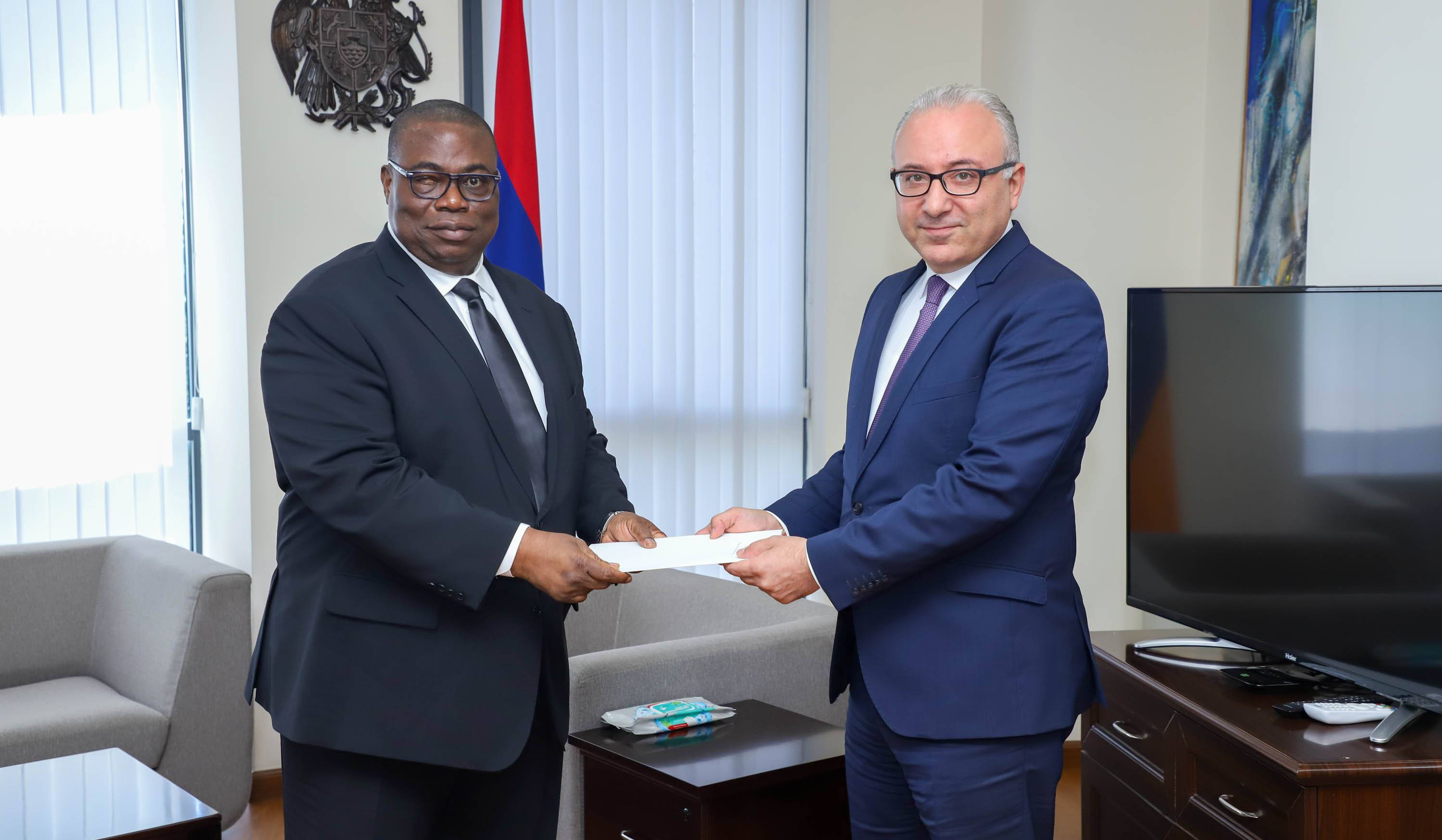 Բենինի նորանշանակ դեսպանն իր հավատարմագրերի պատճենն է հանձնել ՀՀ ԱԳ նախարարի տեղակալին