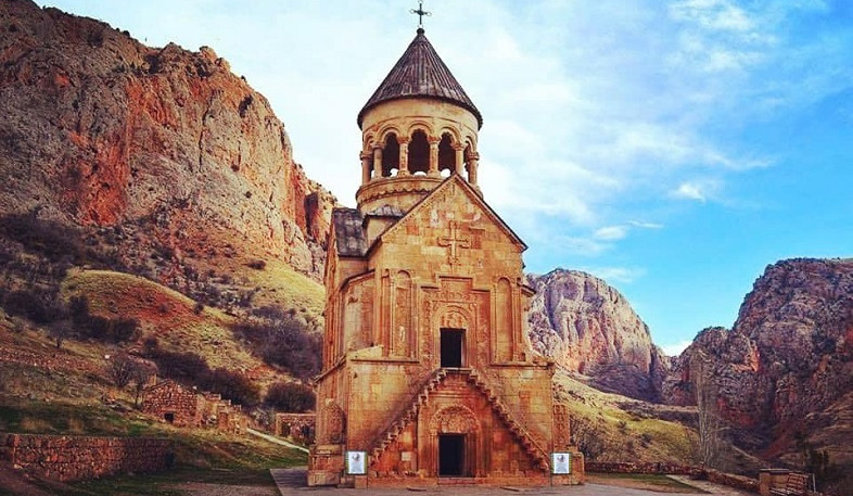 Նորավանքի Ս. Աստվածածին եկեղեցու երկրորդ հարկ տանող աստիճանների մոտ տեղադրվել են արգելող ցուցանակներ