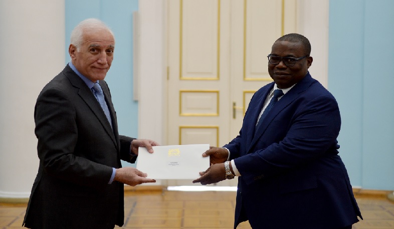 New Ambassador of Benin presents credentials to Armenian President