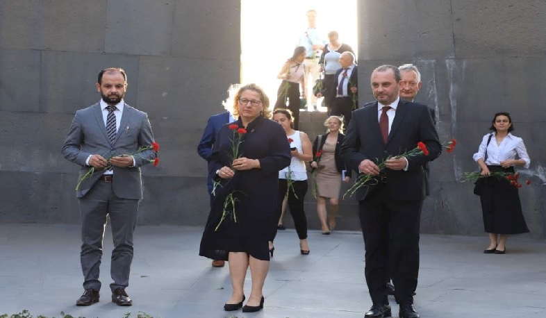 Almaniyanın federal naziri Erməni Soyqırımı Memorialını ziyarət edib