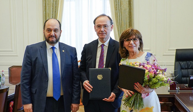 Dr. Akira Ishiyama was awarded with letter of thanks from  Armenia's Prime Minister for his humanitarian activities