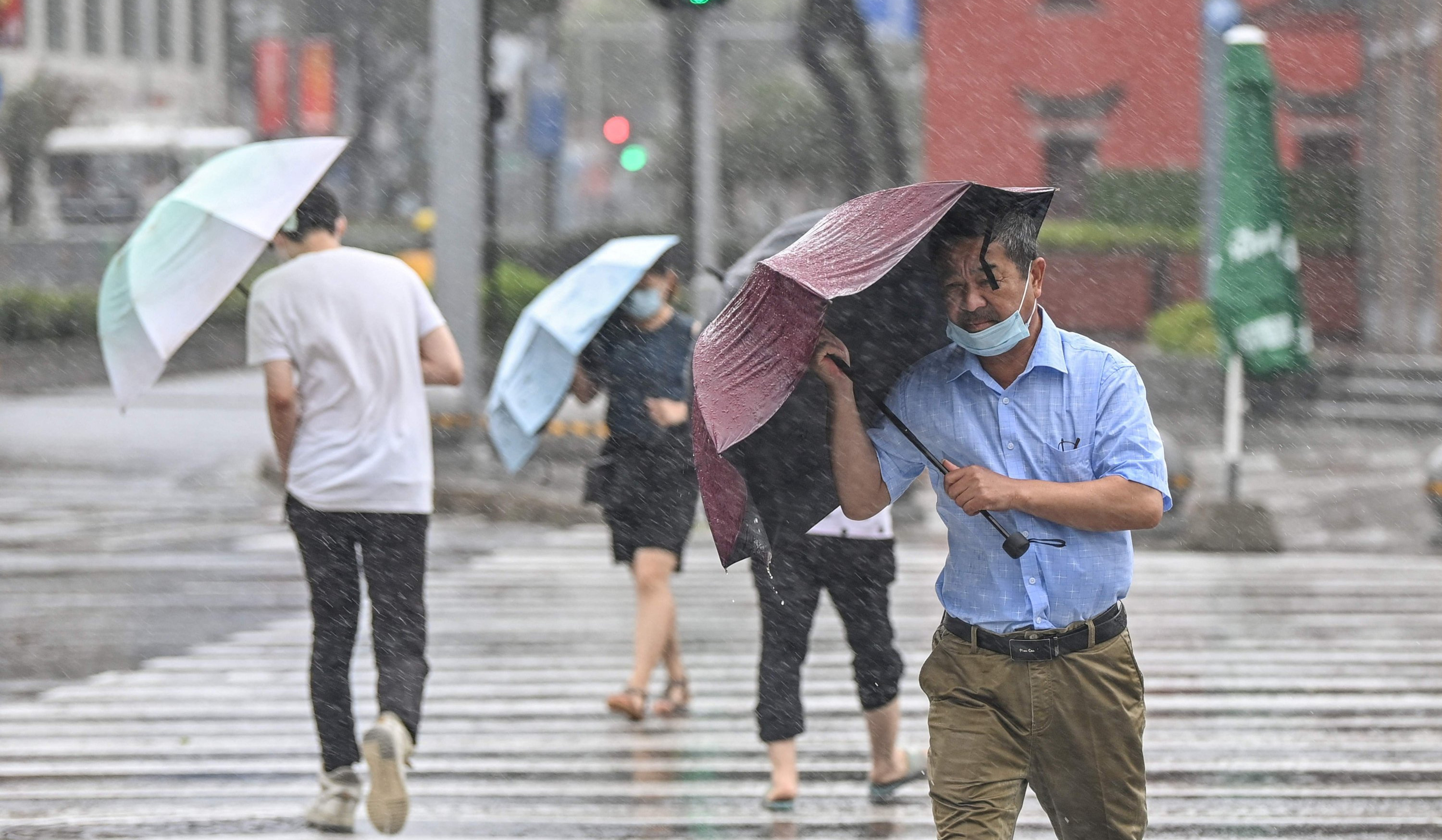 Typhoon Chaba makes landfall in south China