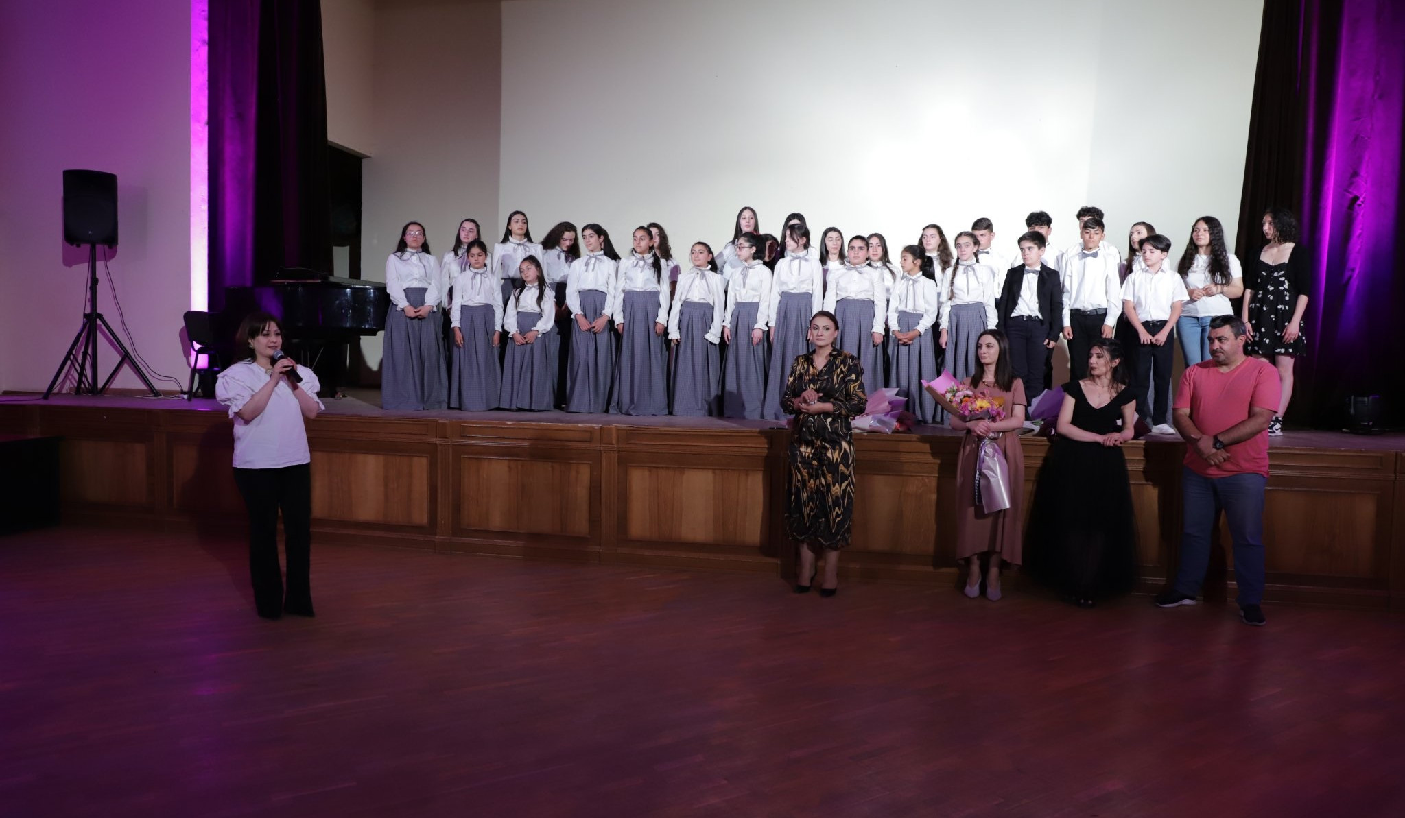 Շիրակի մարզպետը ներկա է եղել Գյումրու հայորդյաց տան «Ակնէ» երգչախմբի մենահամերգին և անդրանիկ սկավառակի շնորհանդեսին