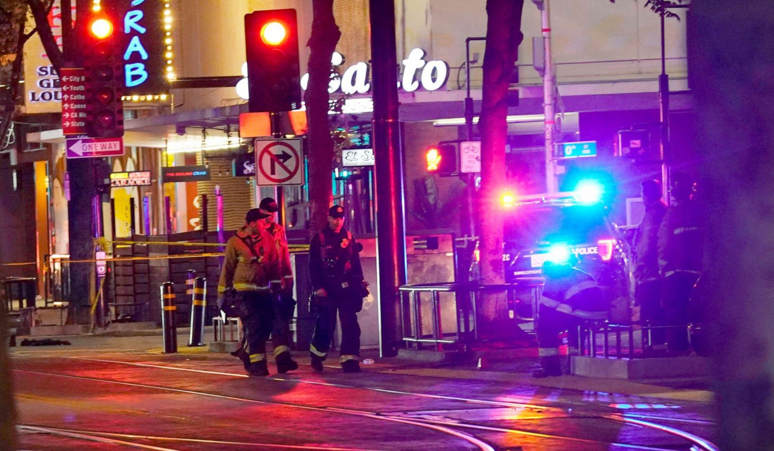 Gunman still at large after at least 6 killed in July 4 parade