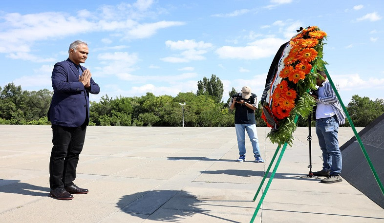 Санджай Верма посетил мемориальный комплекс Цицернакаберд