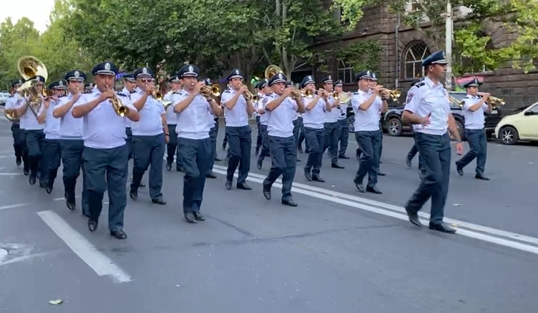 Ոստիկանության զորքերի նվագախմբի ելույթը Երևանի փողոցներում