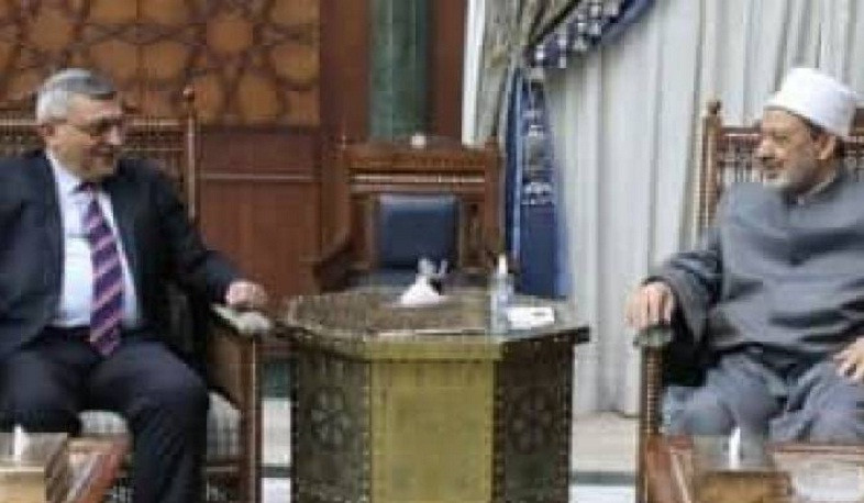 Ermənistanın Misirdəki səfiri ali imamla görüşüb