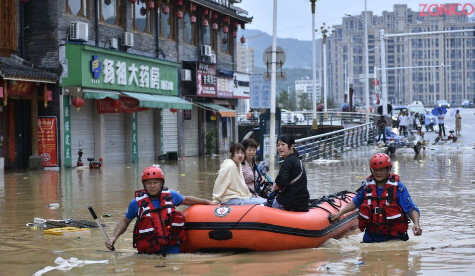 Trapped driver abseils to safety amid heavy rain and floods in southern China