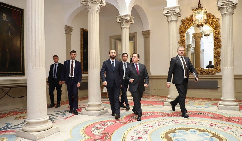 Ararat Mirzoyan İspaniyanın xarici işlər naziri ilə təkbətək söhbət edib