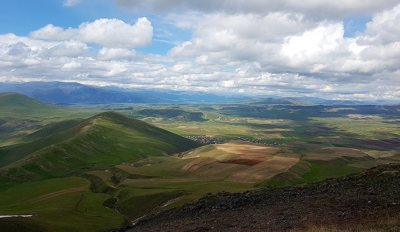 Հատիս լեռը երկրաբանական հուշարձան է, որի տարածքում շինարարական և հողային աշխատանքներն օրենքով արգելված են. Երկրաբանական գիտությունների ինստիտուտ