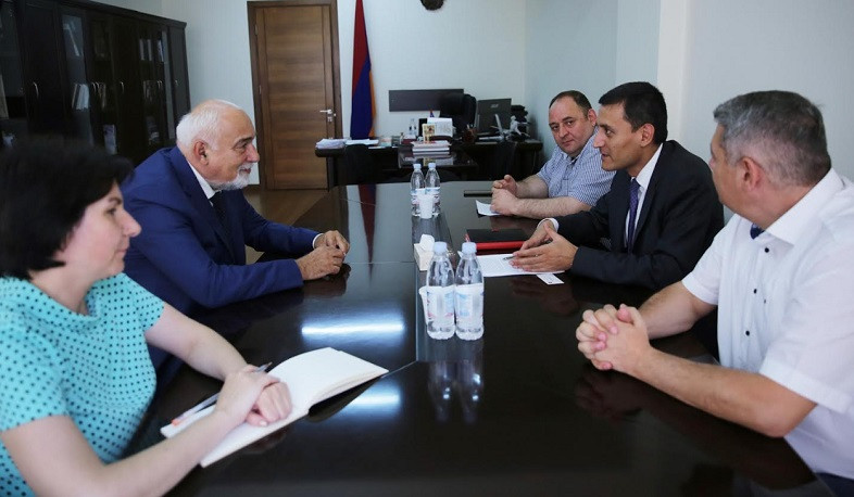 ԿԳՄՍՆ-ում հյուրընկալվել է ռումինահայ պետական, քաղաքական գործիչ, գրող Վարուժան Ոսկանյանը