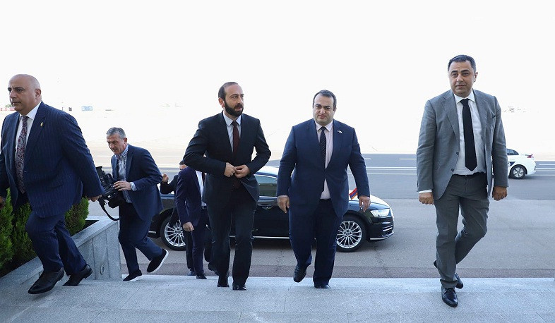 Ararat Mirzoyan arrives in Tbilisi
