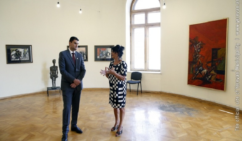 Երևանի քաղաքապետն այցելել է Ժամանակակից արվեստի թանգարանի 50 և Հենրիկ Իգիթյանի 90-ամյակներին նվիրված ցուցահանդես