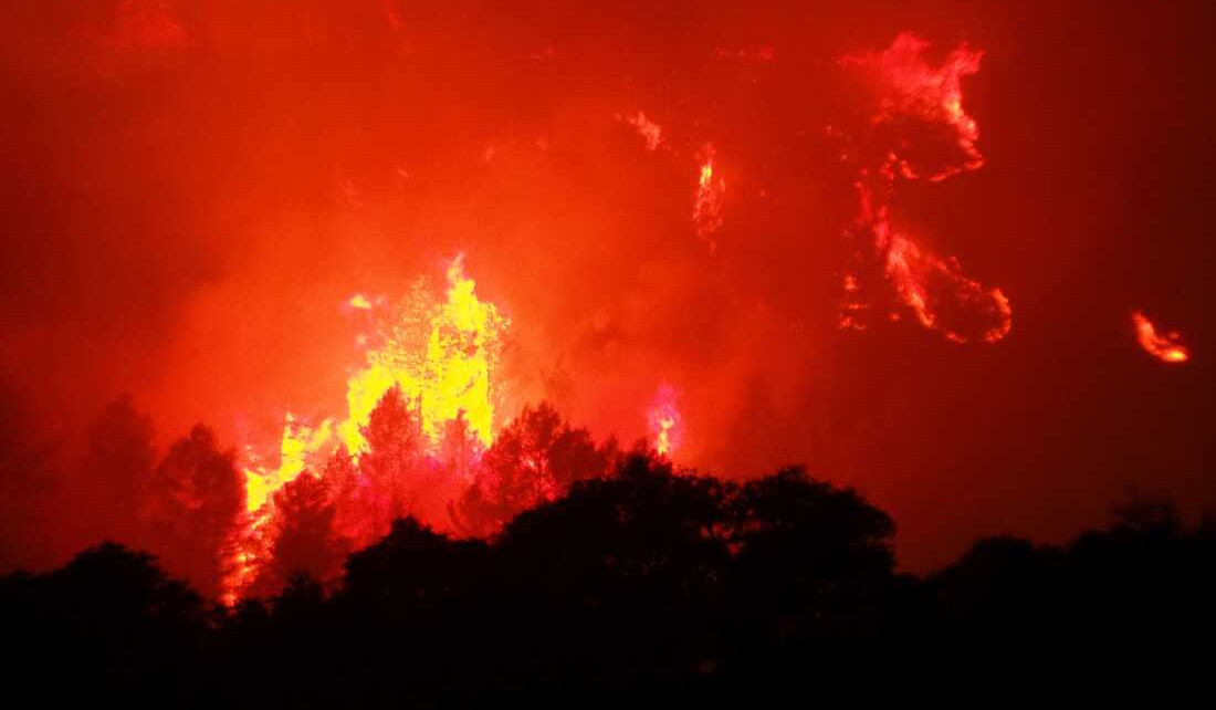Uncontrolled wildfire spreads in southern Spain