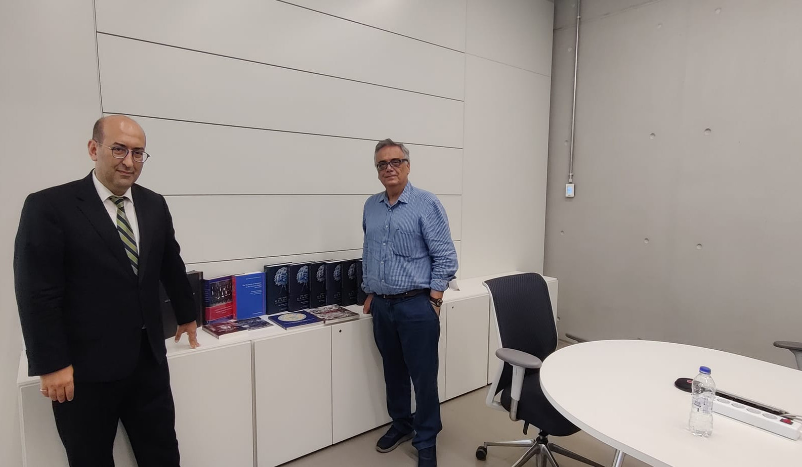 Դեսպան Մկրտչյանը հայ ժողովրդի պատմության և մշակույթի վերաբերյալ գրքեր է նվիրել Հունաստանի ազգային գրադարանին