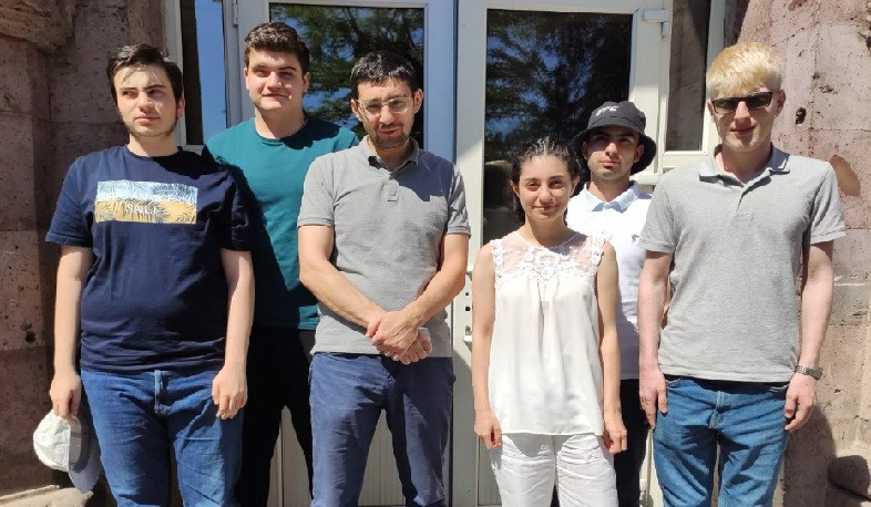 Երեք բրոնզե մեդալ, երկու գովասանագիր ֆիզիկայի միջազգային օլիմպիադայից