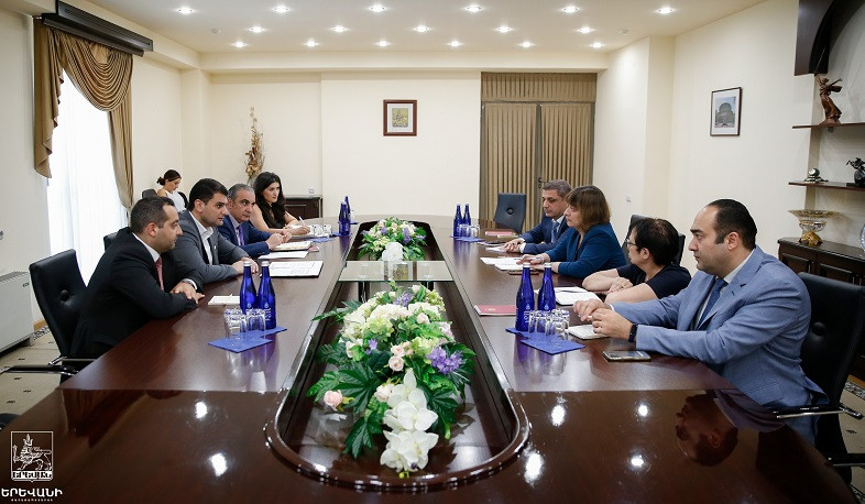 Հրաչյա Սարգսյանը հանդիպել է Նաթիա Նացվլիշվիլիի հետ