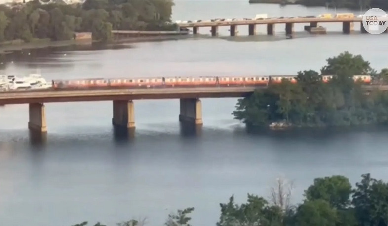 В США на мосту загорелся поезд с 200 пассажирами