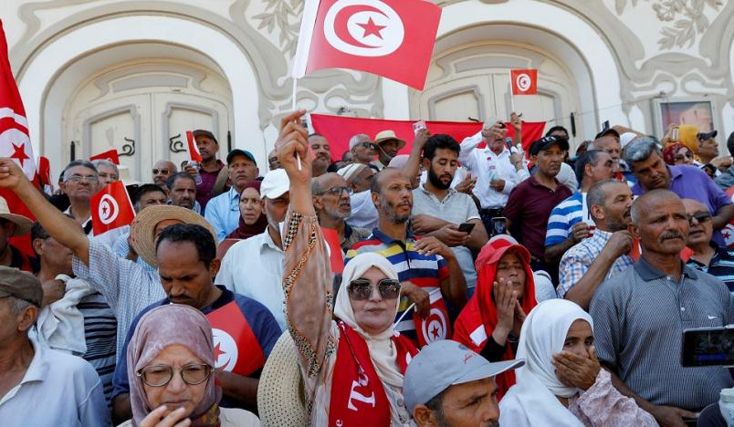 Hundreds protest Tunisian referendum