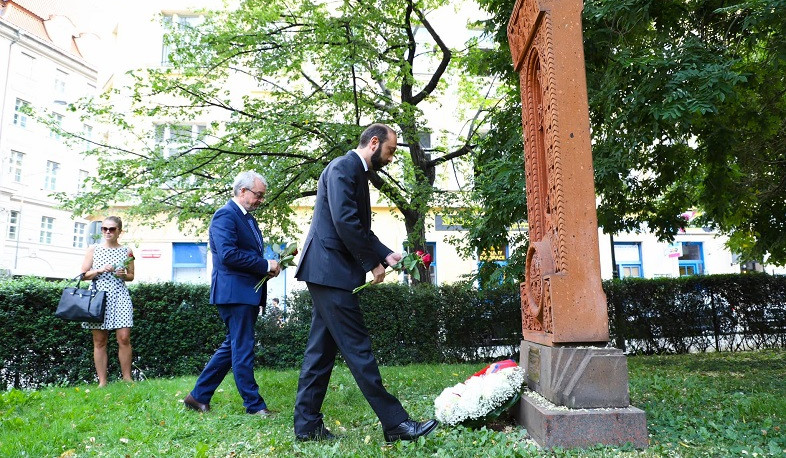 Ararat Mirzoyan laid a wreath in front of khachkar dedicated to Armenian-Czech friendship in Prague