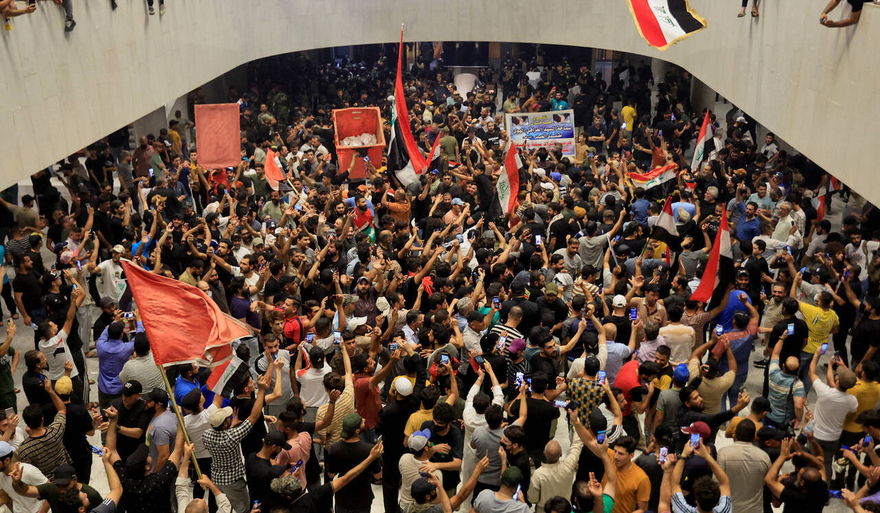 Протестующие, занявшие иракский парламент, покинули здание Совета представителей