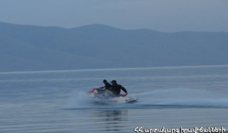 Սևանում ջրափրկարարները քաղաքացիներին և շրջված սկուտերները տեղափոխել են ափ