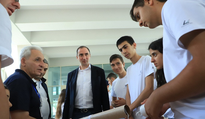 Նախարար Ռոբերտ Խաչատրյանն այցելել է Տիեզերական ճամբար