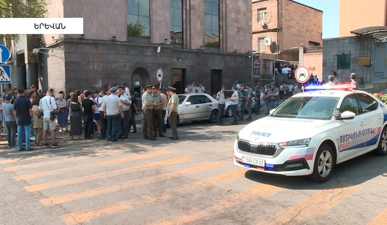 Մի խումբ արցախցիներ բողոքի ակցիա են արել ՀՀ-ում ՌԴ դեսպանատան առջև՝ հորդորելով կատարել ստանձնած խաղաղապահ առաքելությունը