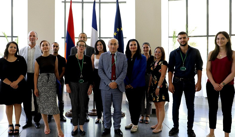 «իԳործ» ծրագրի ֆրանսախոս մասնակիցները հանդիպել են Հայաստանում Ֆրանսիայի դեսպան Անն Լուիոյի հետ