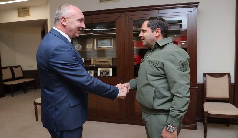 Министр обороны Армении проинформировал посла Белоруси о ситуации в приграничных районах Армении и Арцахе