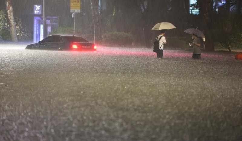 Torrential rain lessens in Seoul amid heavy flood damage