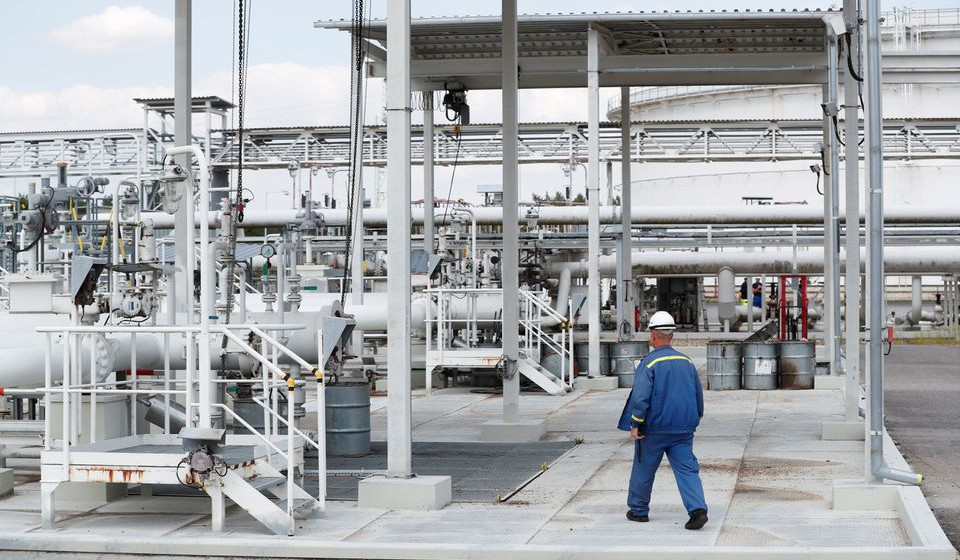 Russian oil pipeline flows set to resume after Hungary settles transit bill