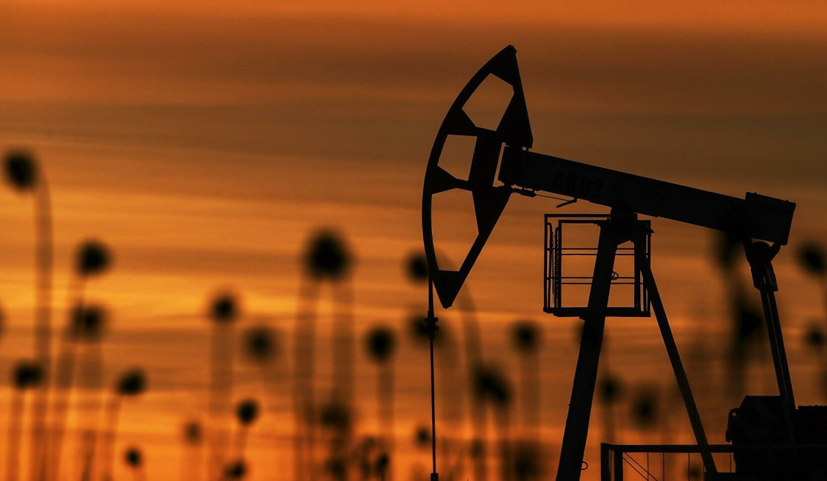 Казахстан начнет продавать нефть через трубопроводы Азербайджана в обход России: Reuters