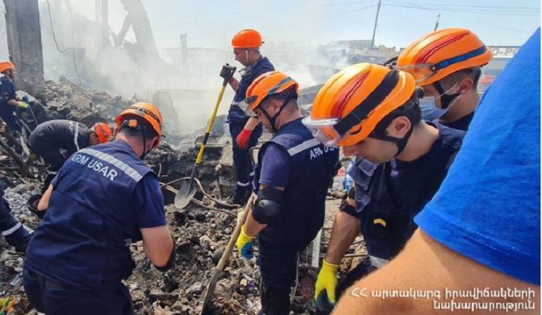 Спасатели извлекли из-под завалов еще одно тело: число погибших достигло до 7 человек