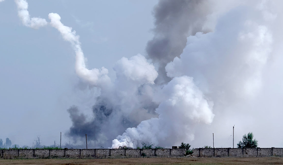 Причина взрыва на складе боеприпасов одной из воинских частей на севере Крыма — диверсия: Минобороны РФ