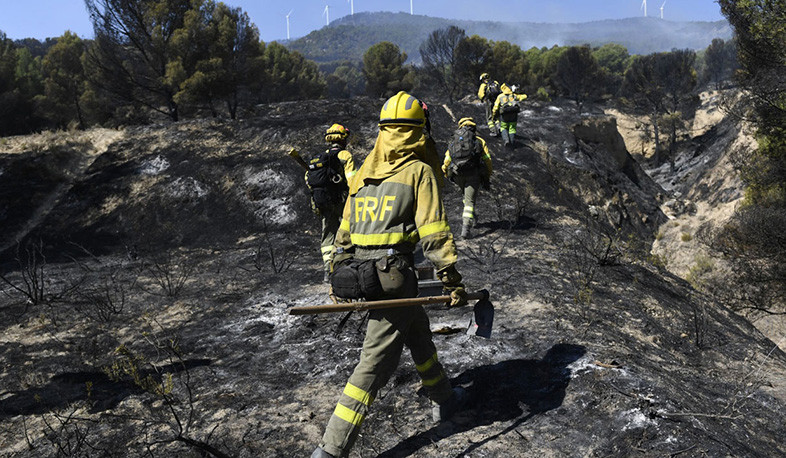 Spanish firefighters stop wildfire from reaching village, 2 firefighters injured