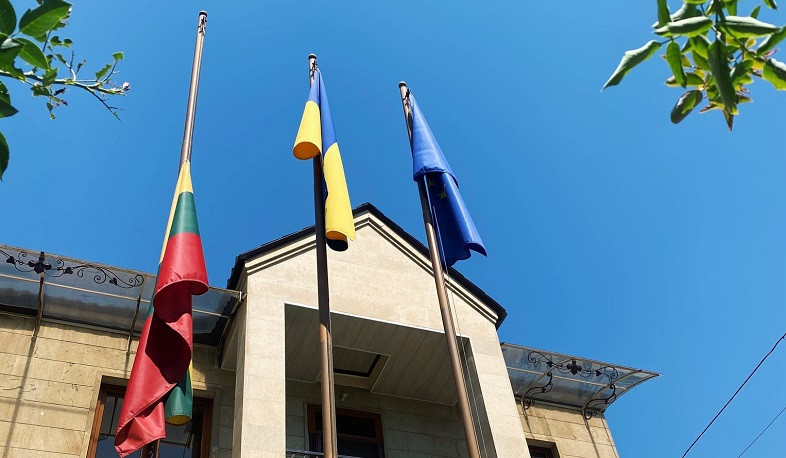 Հայաստանում սգո օրերի կապակցությամբ Լիտվայի դեսպանատանը տեղադրված դրոշն իջեցվել է