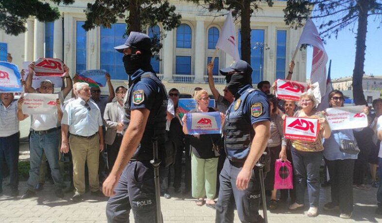 Azərbaycan Demokratiya və Rifah Partiyasının üzvləri Ədliyyə Nazirliyinin binası qarşısında etiraz aksiyası keçiriblər