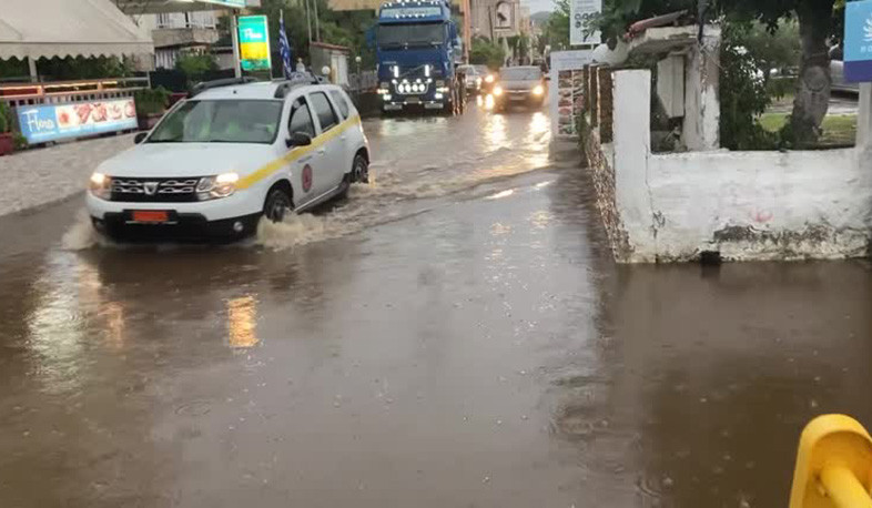 Heavy rain floods town in Greece