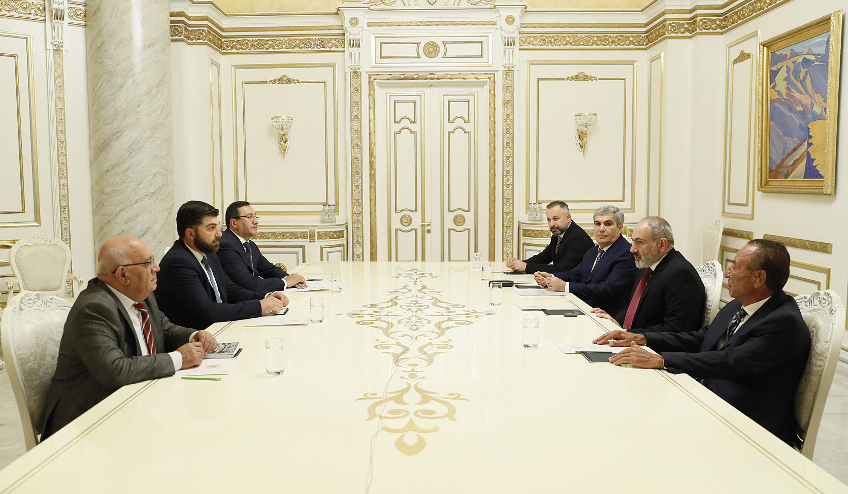 Pashinyan meets with extra-parliamentary parties