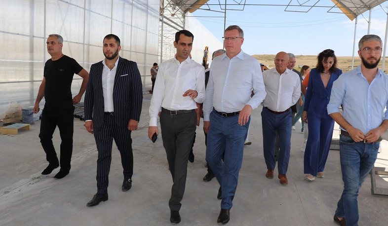 Գեղարքունիքի մարզպետը Օմսկի գործընկերների հետ այցելել է Գագարին բնակավայրի նորակառույց ջերմոցային տնտեսություն