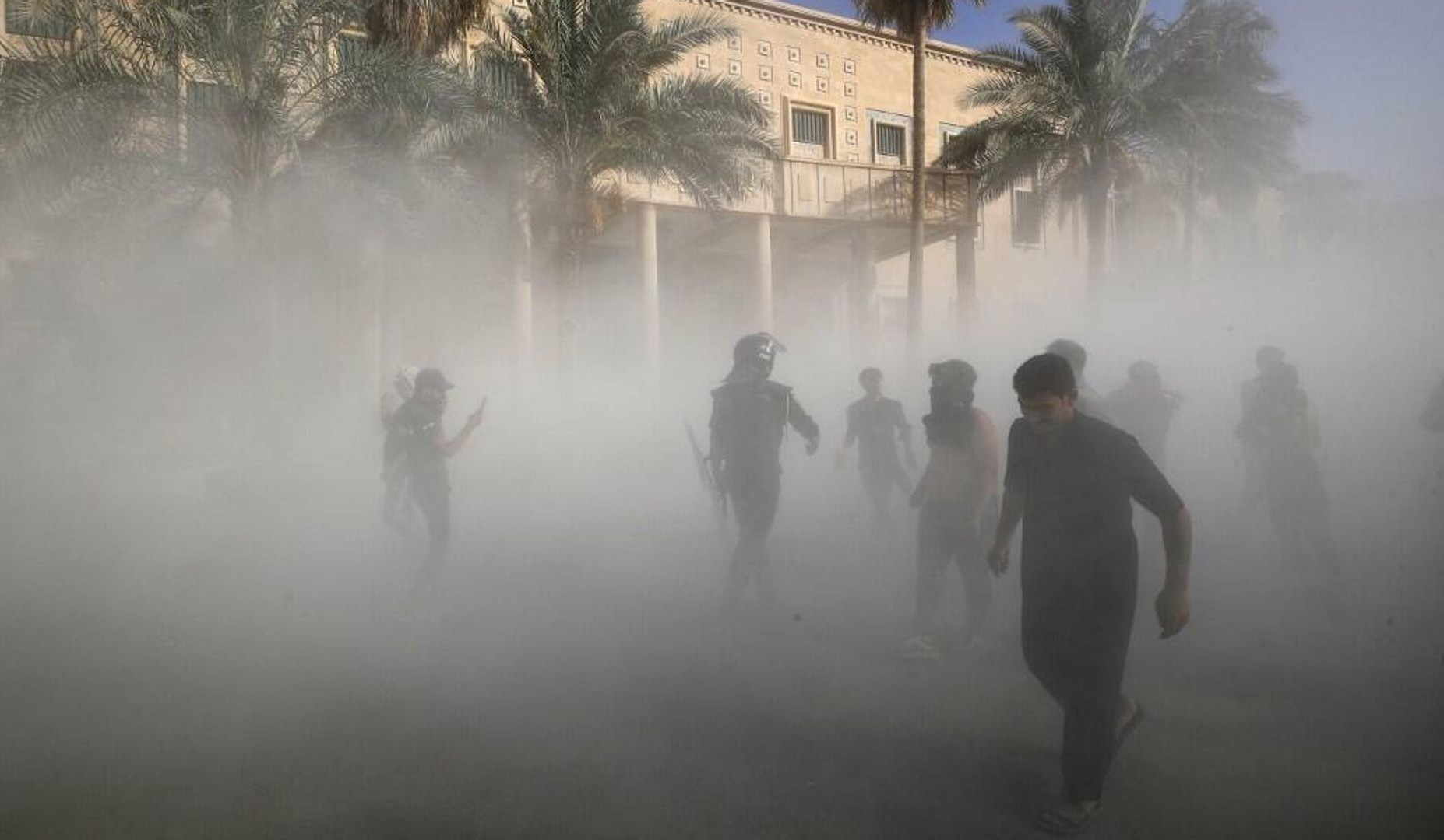 Беспорядки в Ираке: сторонники популярного имама Муктады ас-Садра штурмовали президентский дворец, есть убитые