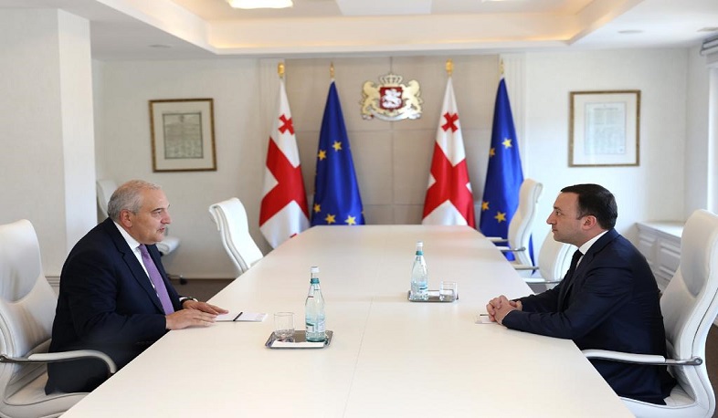 Դեսպան Սադոյանը հրաժեշտի հանդիպում է ունեցել Վրաստանի վարչապետ Իրակլի Ղարիբաշվիլիի հետ