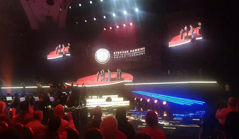 Սթիվեն Հոքինգի այս տարվա երկրորդ շքանշանին արժանացավ պոետ, նատուրալիստ Դայան Աքերմանը