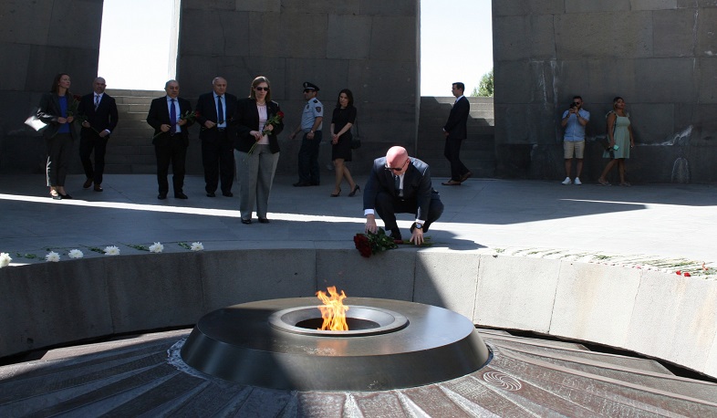 ATƏT-in Minsk qrupunun amerikalı həmsədri Erməni Soyqırımı Memorialını ziyarət edib
