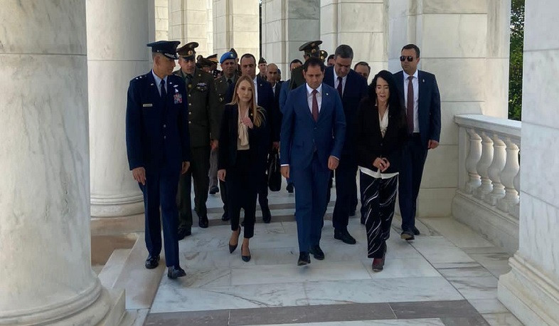 ՀՀ պաշտպանության նախարարն այցելել է Արլինգտոն զինվորական պանթեոն