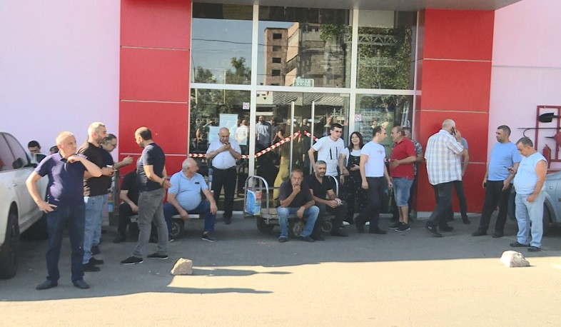 «Փեթակ» առևտրի կենտրոնի աշխատակիցները գործադուլ են անում